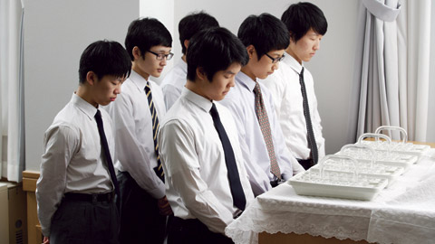 男青年祝福聖餐