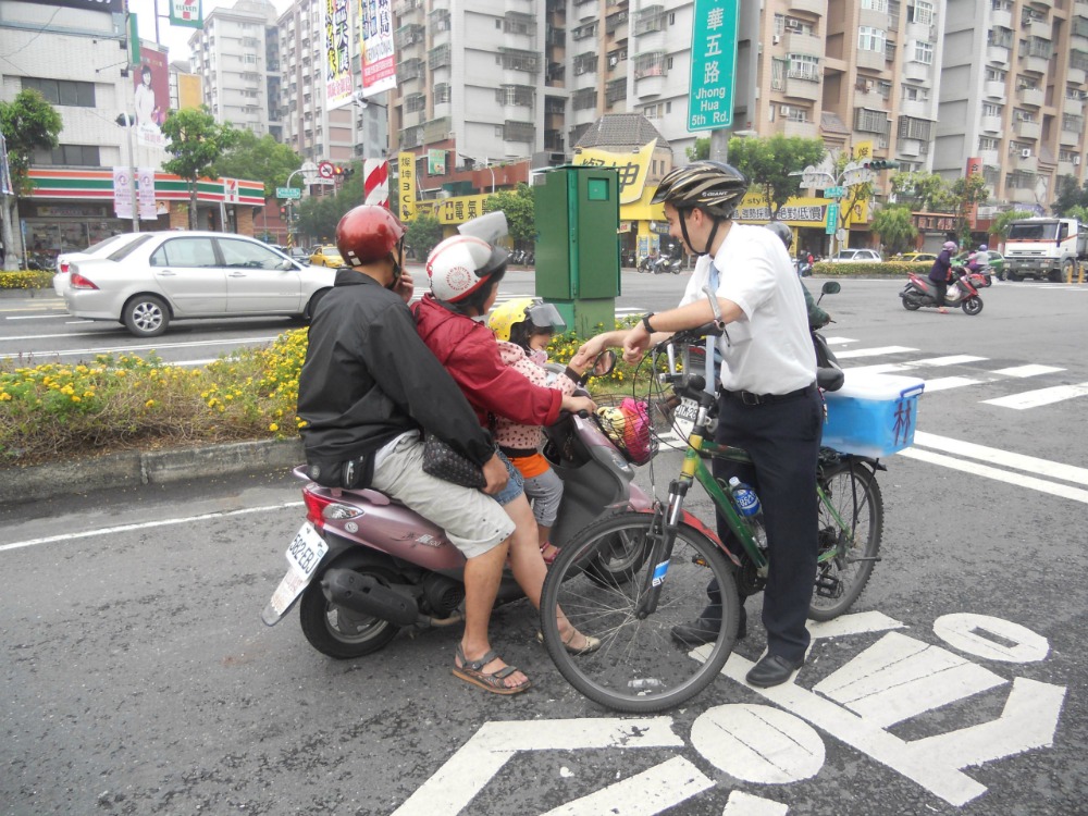 騎腳踏車的傳教士跟在摩托車上的家庭打招呼